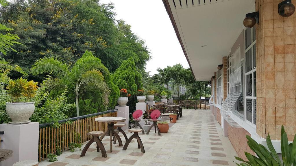 Hotel Baan Suan Geb Tawan Lop Buri Esterno foto